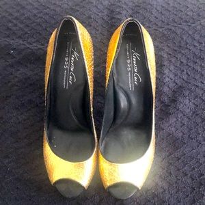 Kenneth Cole crackled golden Sandals